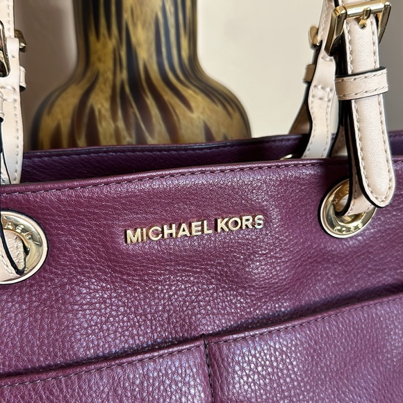 🔥🔥🔥SOLD🔥🔥🔥Michael Kors Tote - Picture 2 of 5